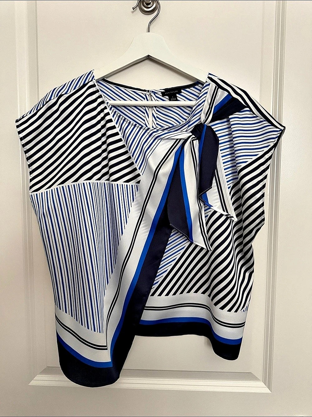 Ann Taylor Women's Geometric Tie Neck Blouse Blue & White large